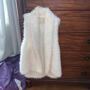 Small offish white sleeveless jacket